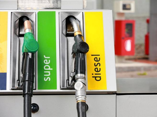 pompe di riferimento nei distributori, a sinistra la benzina a destra il diesel