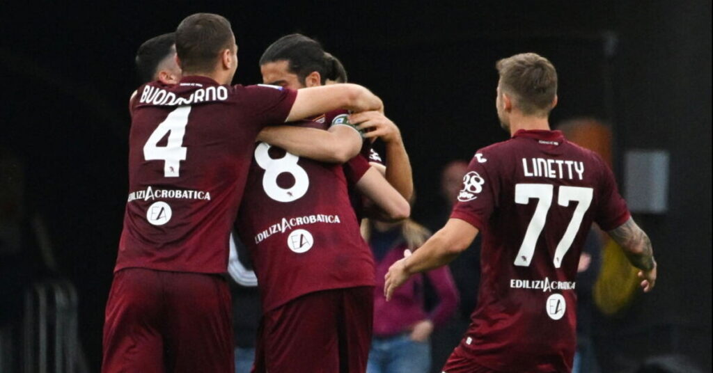 Ivan Ilic e i compagni esultano dopo il gol del vantaggio per il Torino