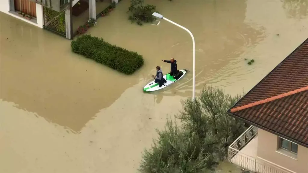A Faenza, in Emilia-Romagna, i cittadini si muovono in kayak dopo l'alluvione