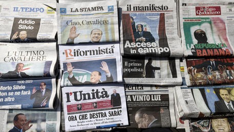 I giornali italiani comunicano la morte di Silvio Berlusconi