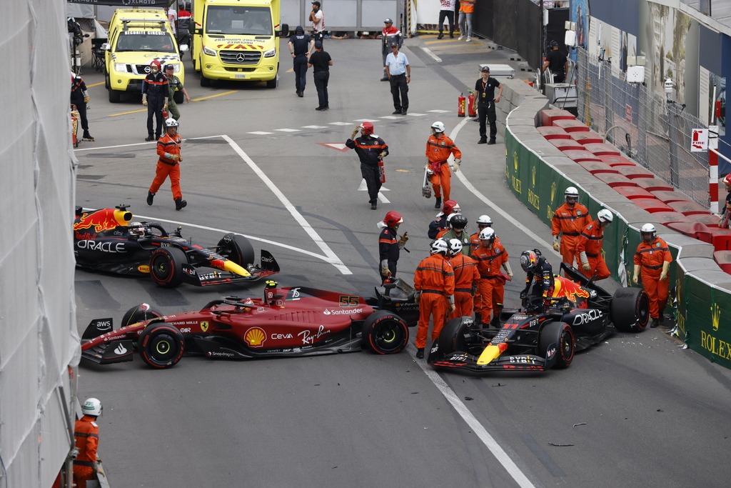 Formula 1 incidente tra Carlos Sainz e Sergio Perez